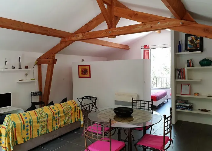 La Cazarelle Bed & Breakfast *