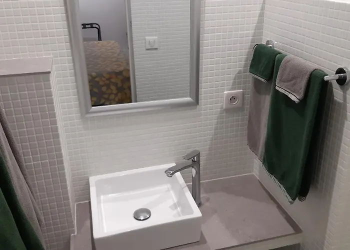 La Cazarelle Bed & Breakfast *